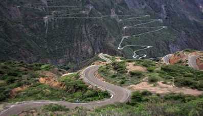 scharfe Kurven im Tablachaca-Canyon